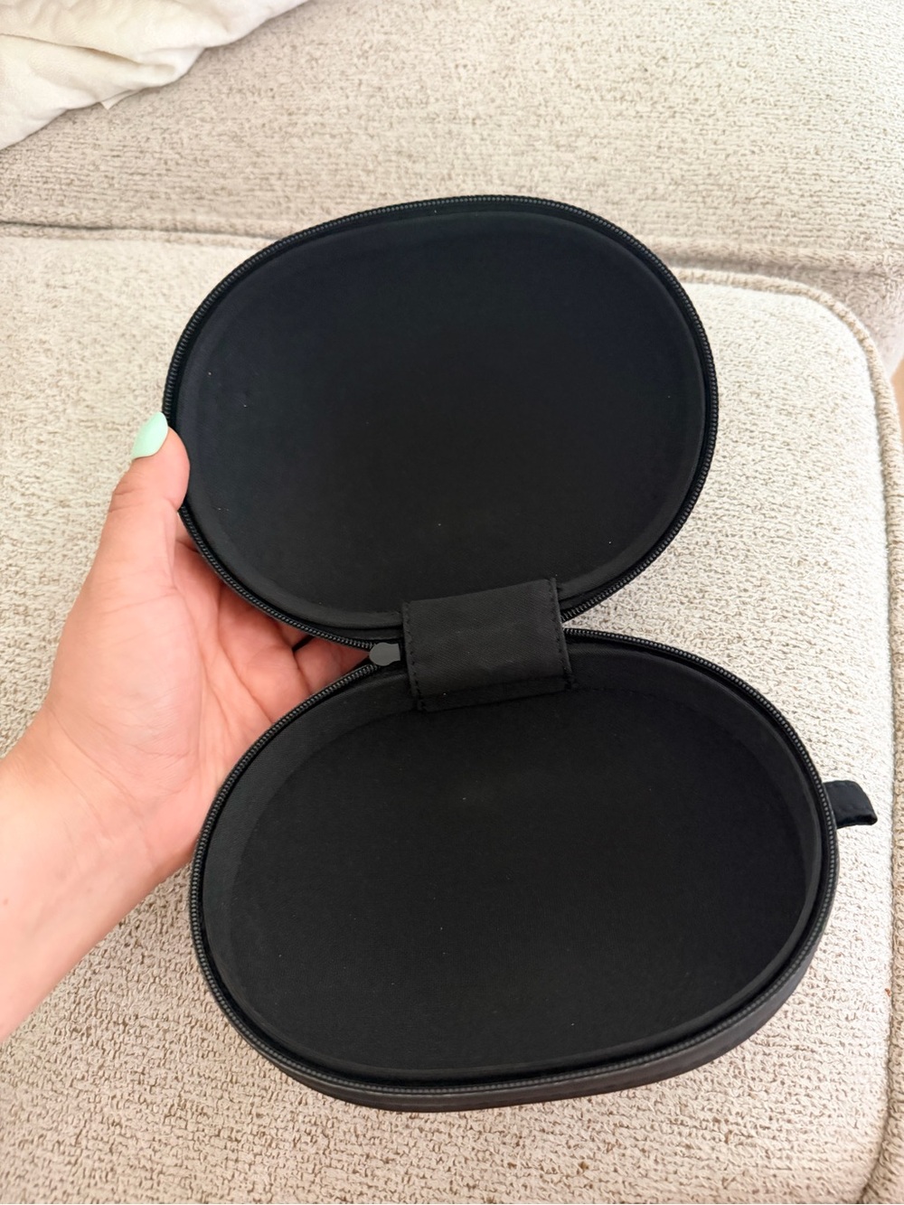 Beats by Dre Black Hard Shell Carrying Case